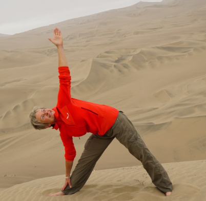 Yogalehrerin Birgit Langer in der Wüste