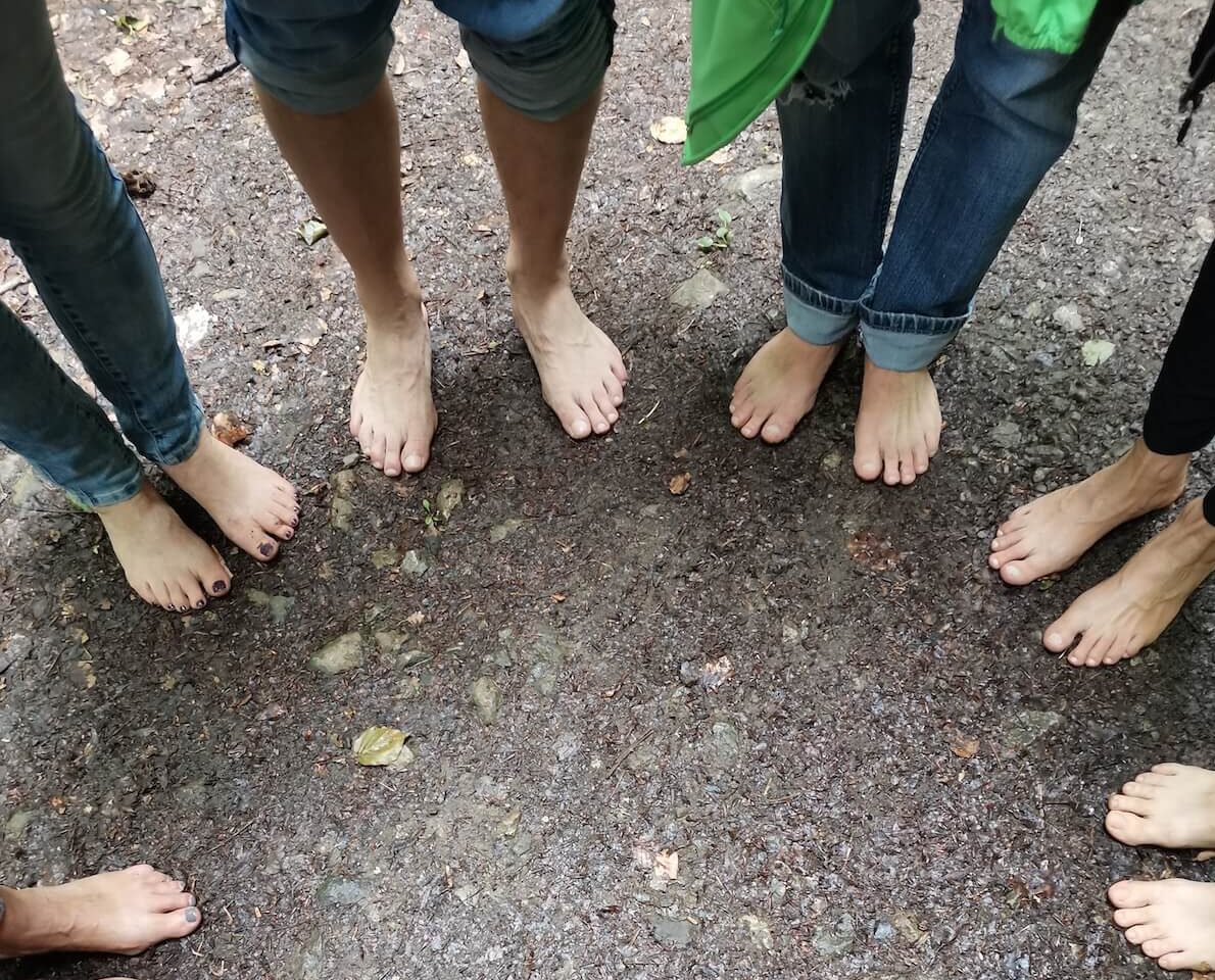Gruppen barfuß